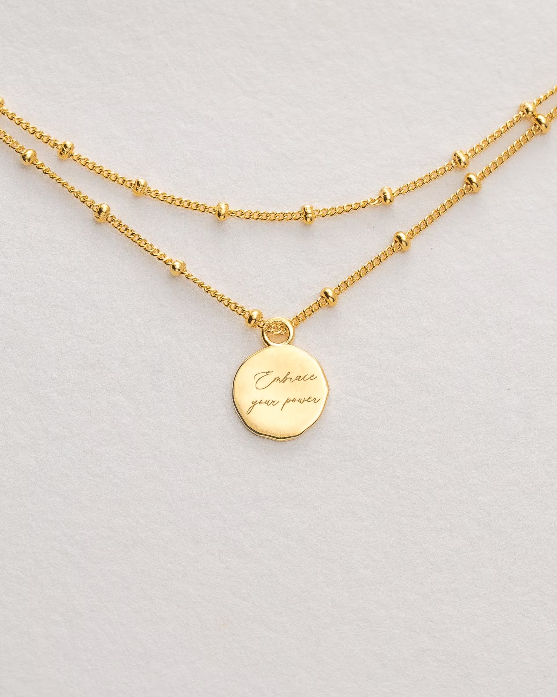 Filigranes ILUH Chakra-Armband in 18k Vergoldung mit geprägtem Anhänger ‚Embrace your power‘; eine Repräsentation des Manipura-Chakra (Solarplexus-Chakra) für innere Stärke und Selbstvertrauen. Minimalistisches, feminines Design, handgefertigt in Bali.