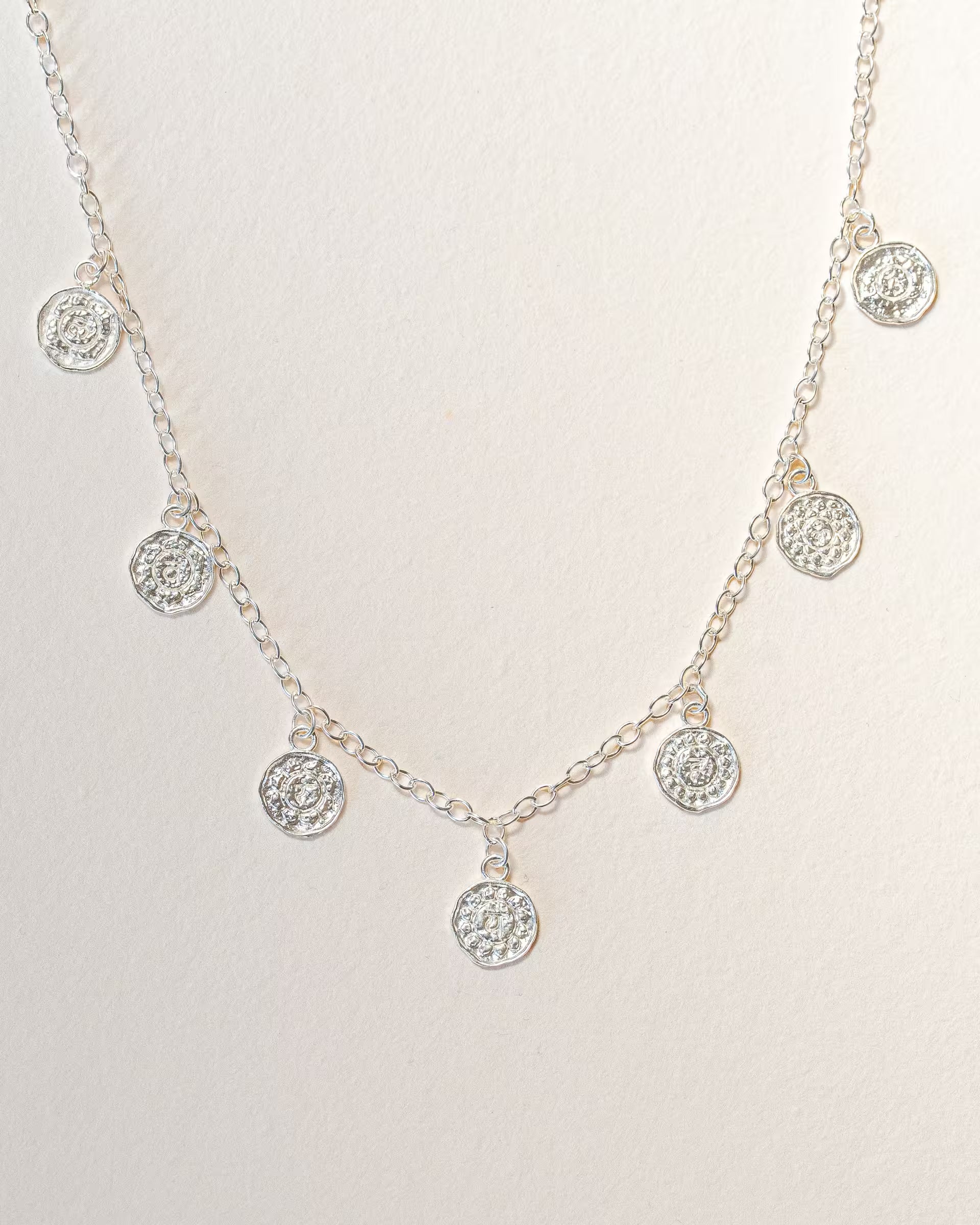 Handgefertigte Prana-Halskette von ILUH aus recyceltem 925 Sterling Silber mit sieben filigranen Anhängern, die als spiritueller Schmuck traditionell auf Bali gefertigt wurde und Eleganz mit bewusster Lebensenergie vereint.