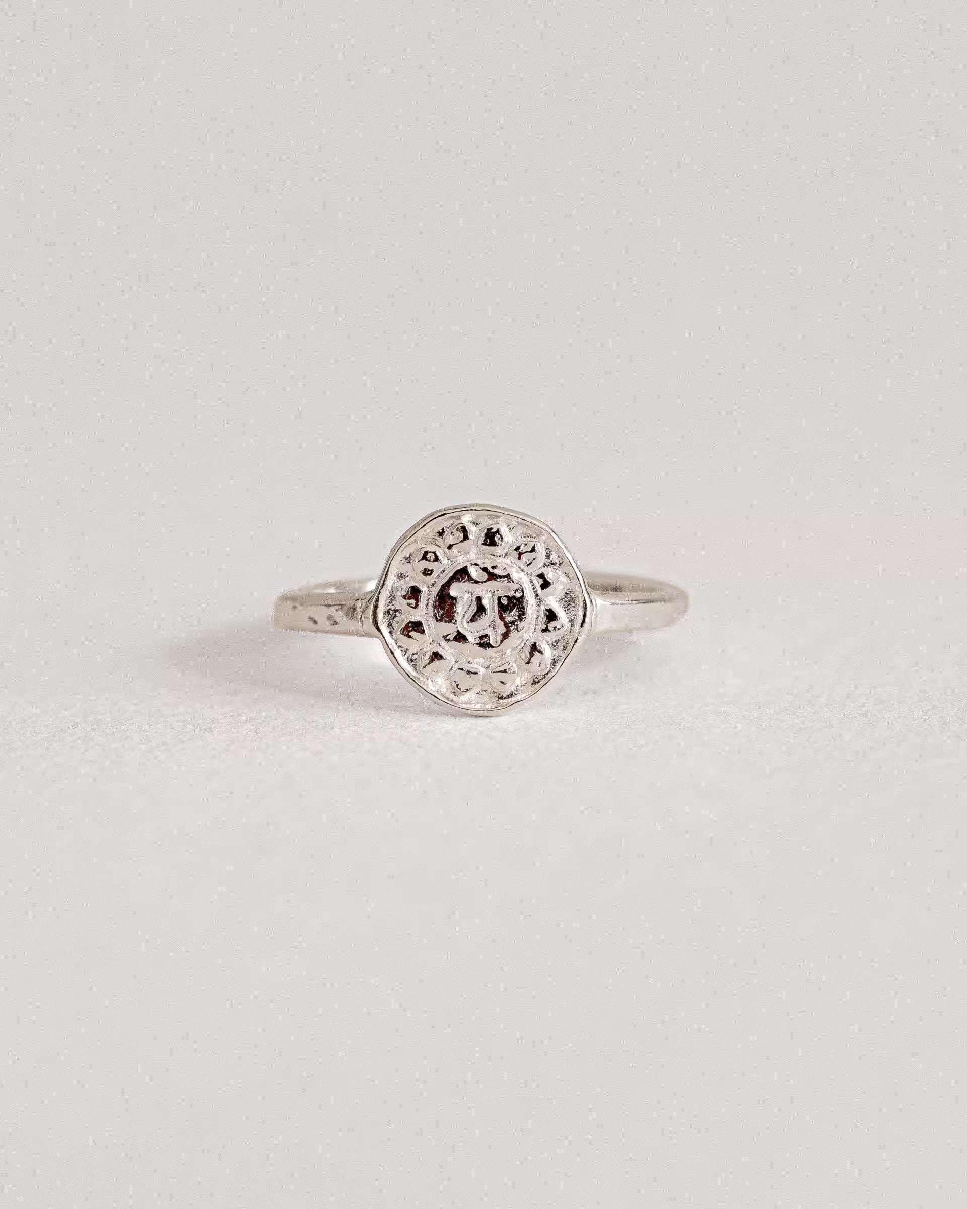 Fein gearbeiteter Ring aus 925er Sterlingsilber für das Vishuddha-Chakra (Halschakra) von ILUH; mit geprägtem Symbol für innere Wahrheit und authentische Kommunikation. Minimalistisches, modernes Design, handgefertigt in Bali.