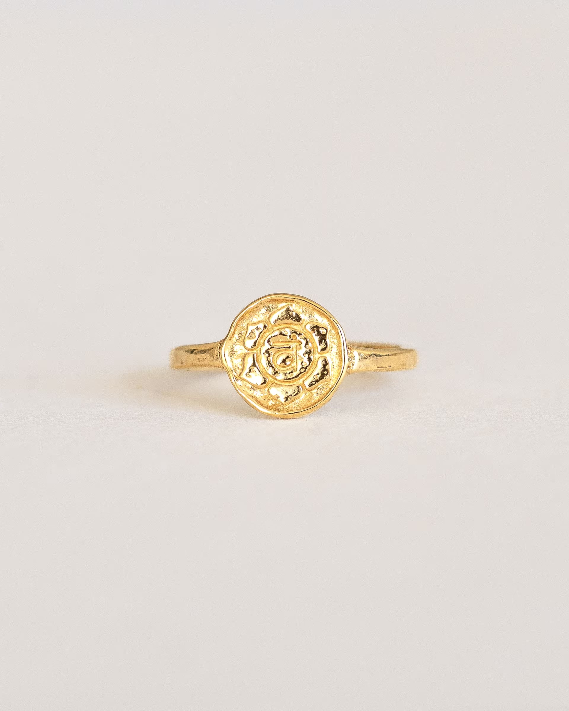 Filigraner ILUH Ring aus 18k vergoldetem, recyceltem Silber mit rundem, geprägtem Anhänger; Nahaufnahme, die das handgefertigte Design zeigt – ein modernes Schmuckstück, das dem Stirn-Chakra (Ajna) zugeordnet ist und Intuition sowie geistige Klarheit symbolisiert.