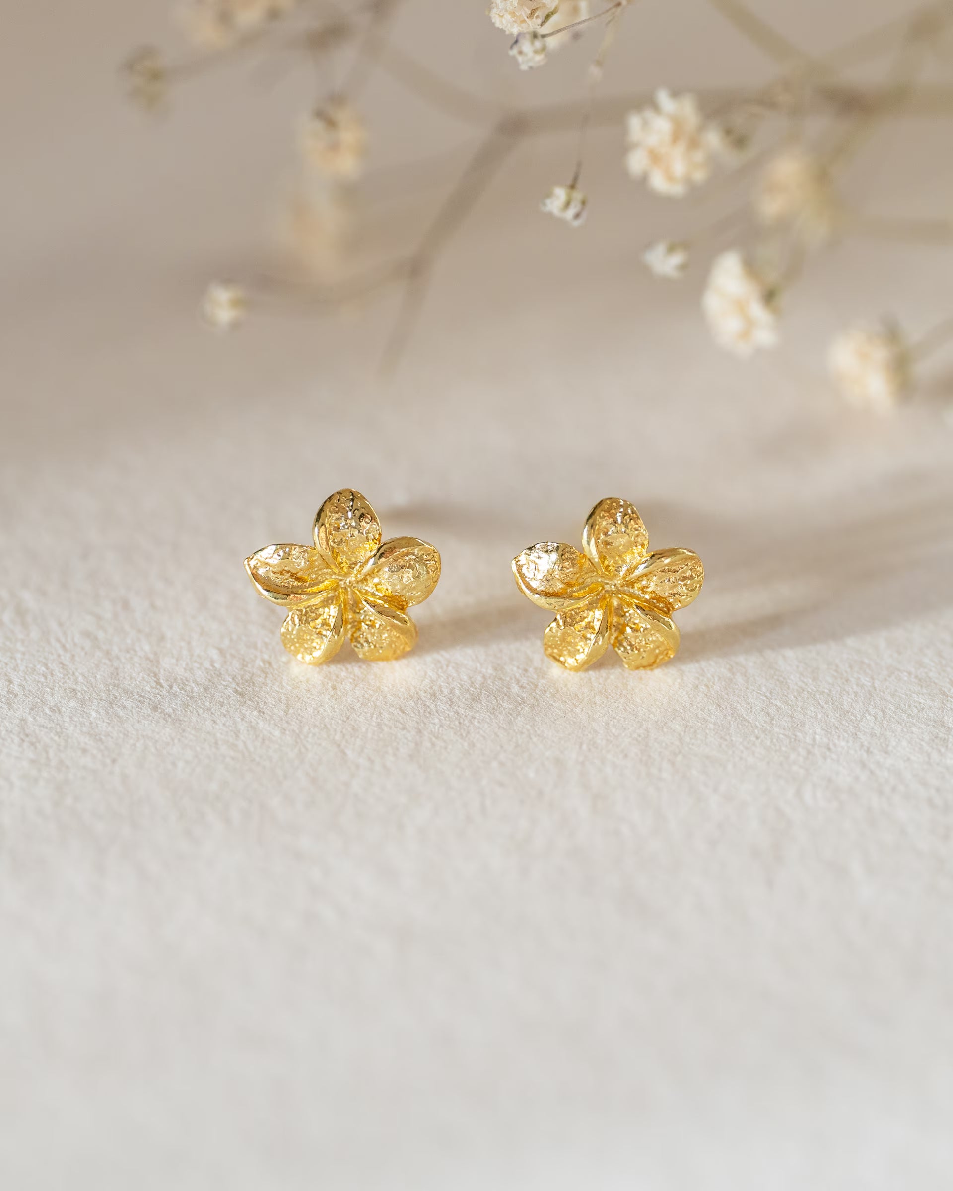 ERIS BEADED RING SILBER, silberner Kugelring von ILUH, handgefertigt auf Bali – Stilvolle Trageaufnahme im minimalistischen Boho-Look, die einen strukturierten, zweireihigen Kugelring aus 925er Silber elegant am Ringfinger einer Frau vor einem hellen, verschwommenen Hintergrund präsentiert.